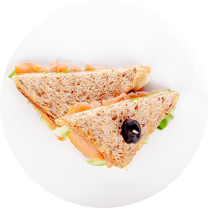 Somon balıklı, çökelekli ve salatalıklı sandviç