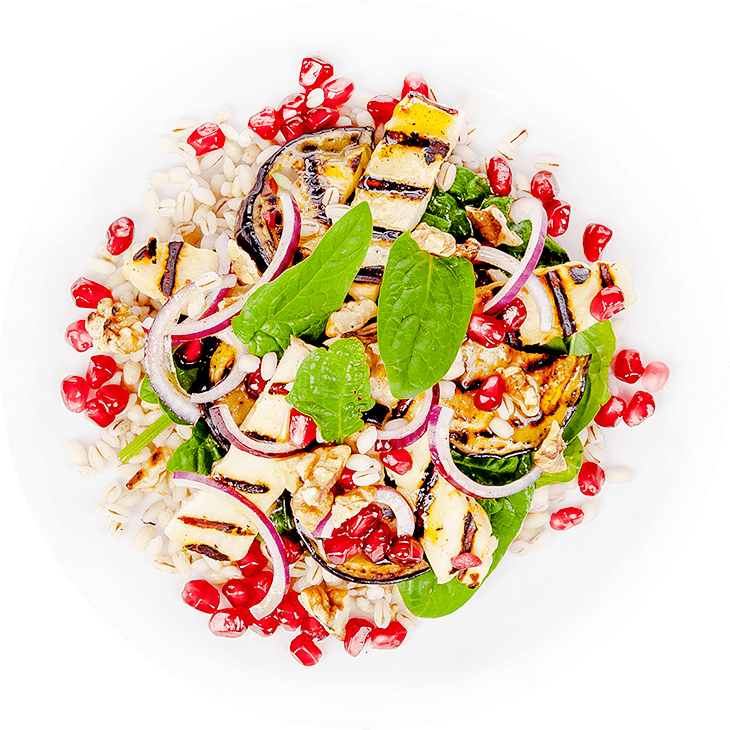 Salata sa kašom od ječmene prekrupe, sirom halumi, patlidžanom, semenom nara i orasima