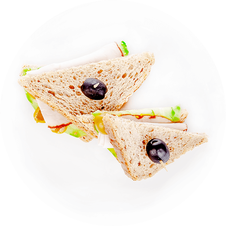 Sandwiches mit Schinken, Gurken und Oliven