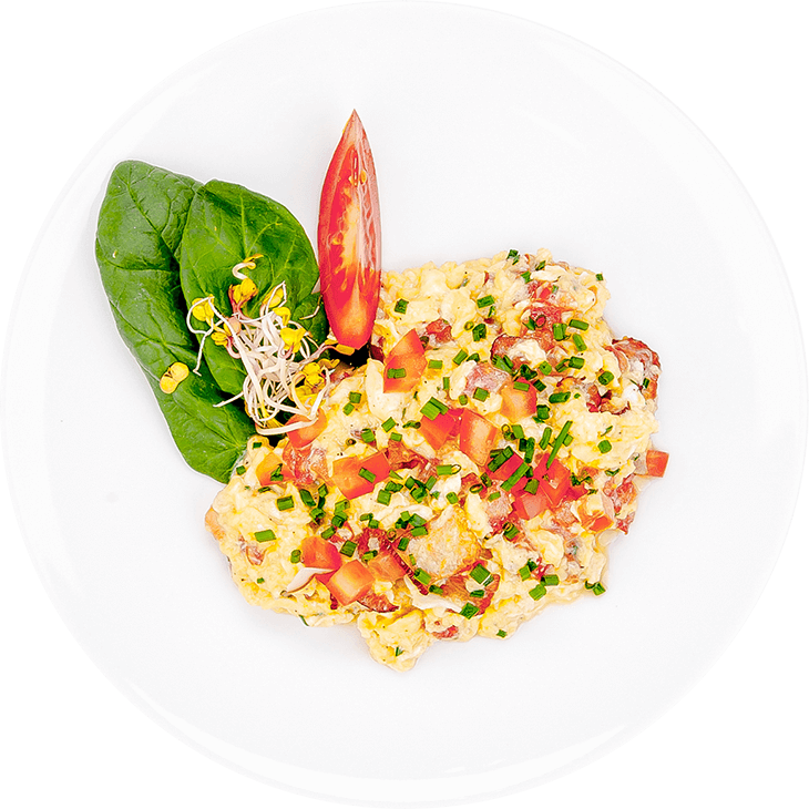 Scrambled eggs with ham, tomato and chives