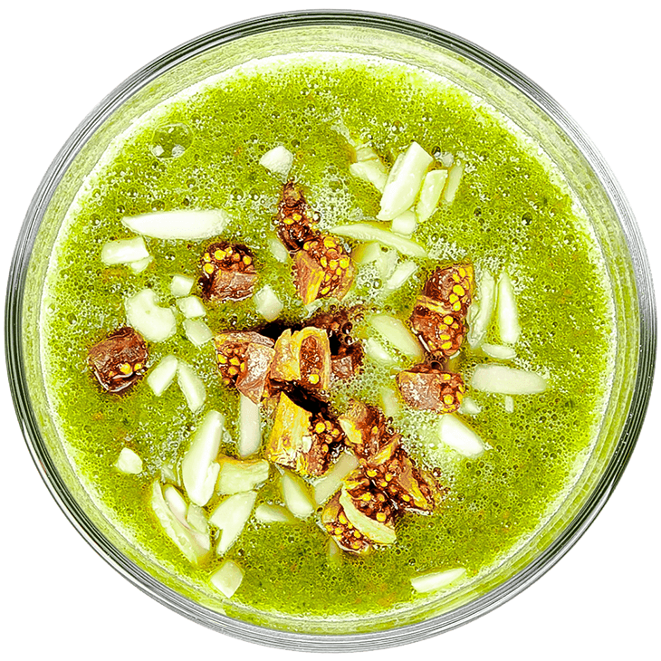 Smoothie with spinach, apple, ginger and dates
