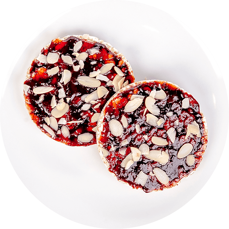 Rice cakes with jam and almond flakes